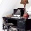 Birou vintage cu iMac si scaun wireframe